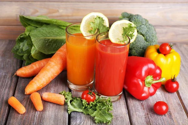 Jus de carotte en verre avec légumes — Photo