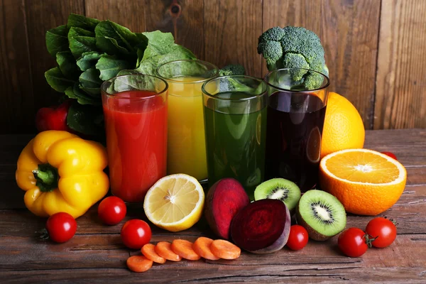 Jus de fruits et légumes dans des verres — Photo