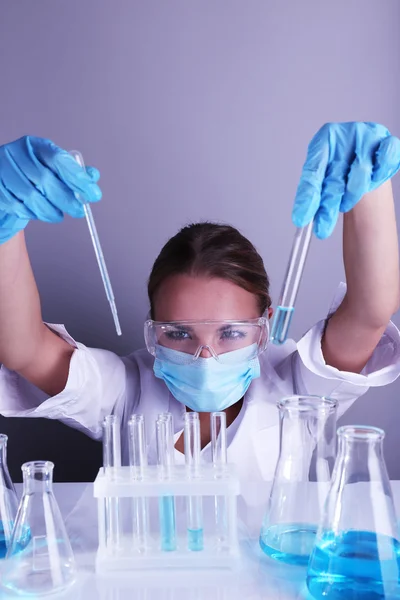 Asistente de laboratorio haciendo pruebas médicas en laboratorio — Foto de Stock