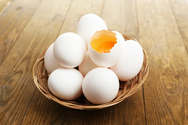Tahta masadaki yumurtalar — Stok fotoğraf