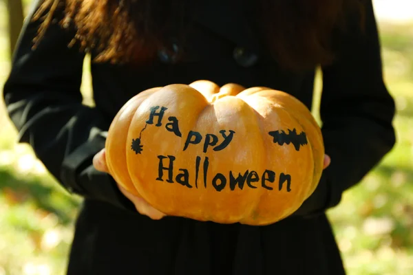 Dívka s Halloween dýně — Stock fotografie