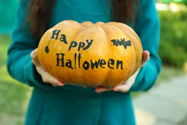 Chica con calabaza de Halloween — Foto de Stock