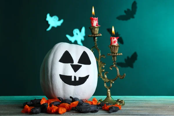 Weißer Halloween-Kürbis und Kerzen — Stockfoto