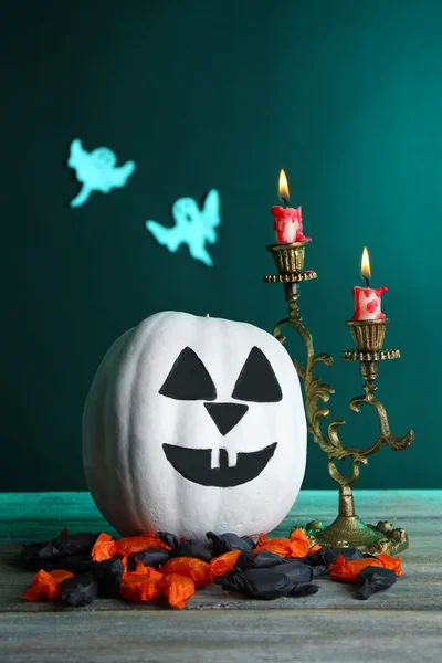 Abóbora e velas brancas de Halloween — Fotografia de Stock