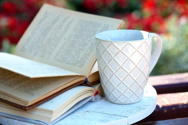 Cup met drinken en boek — Stockfoto