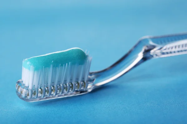 Brosse à dents avec dentifrice bleu — Photo