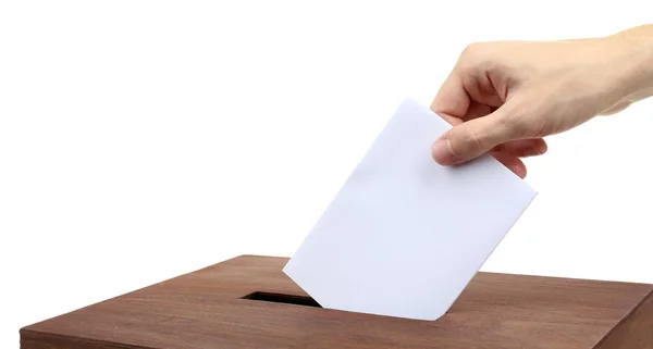 Ανθρώπινο χέρι με φάκελο στο γραμματοκιβώτιο — Φωτογραφία Αρχείου