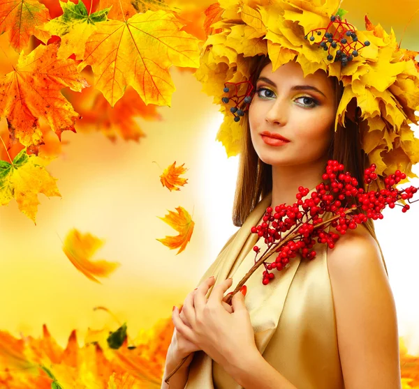 Beautiful woman with autumn wreath — Stock Photo, Image