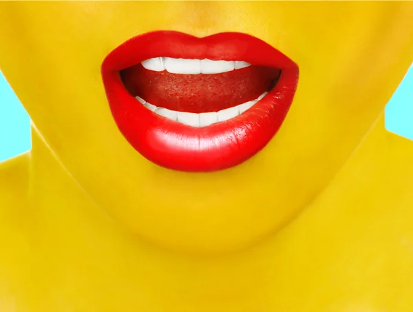 Meisje met gele huid en rode lippen — Stockfoto