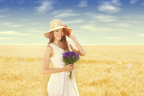 Porträt der schönen jungen Frau im Feld — Stockfoto