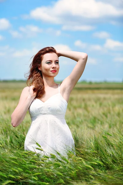 Mulher bonita no campo — Fotografia de Stock