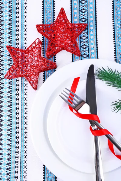 Assiettes blanches, couteau, fourchette, serviette — Photo