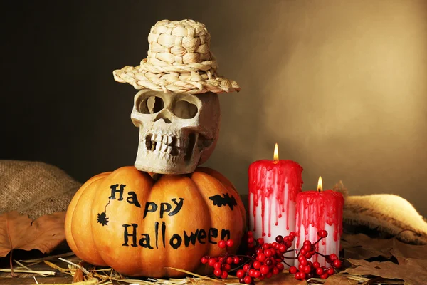 Halloween-Kürbis und blutige Kerzen auf Holztisch auf dunklem Hintergrund — Stockfoto