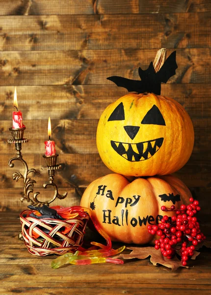 Calabazas y velas de Halloween sobre fondo de mesa de madera — Foto de Stock