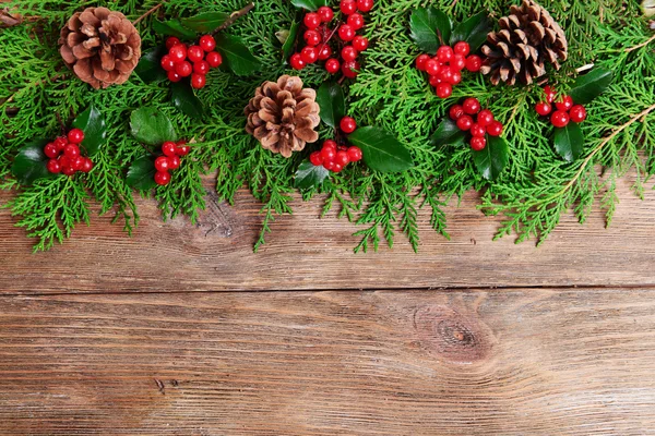 Prachtige Kerstmis grens van sparren en Maretak op houten achtergrond — Stockfoto