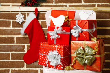 Noel armağan üstünde kahverengi tuğla duvar arka koltuğa