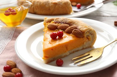 tablo üzerinde ev yapımı kabak pasta