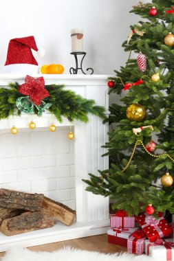 Odanın yanındaki Noel ağacı.