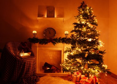 Odanın yanındaki Noel ağacı.