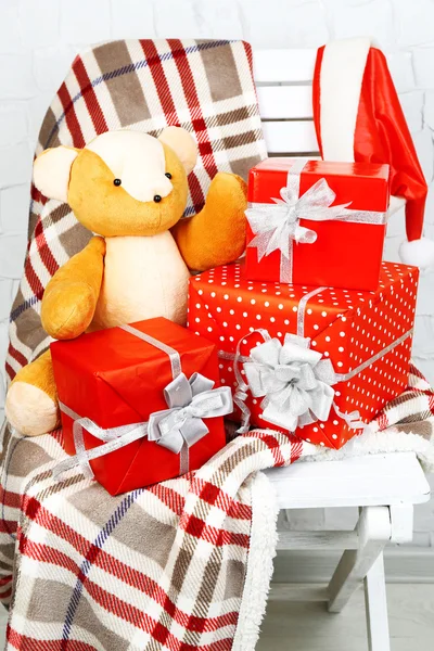 Regalos de Navidad en manta en silla blanca de cerca — Foto de Stock