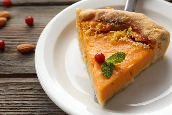 Torta de abóbora caseira na mesa — Fotografia de Stock