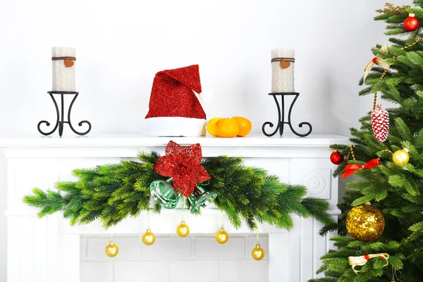 Lareira com belas decorações de Natal no quarto — Fotografia de Stock