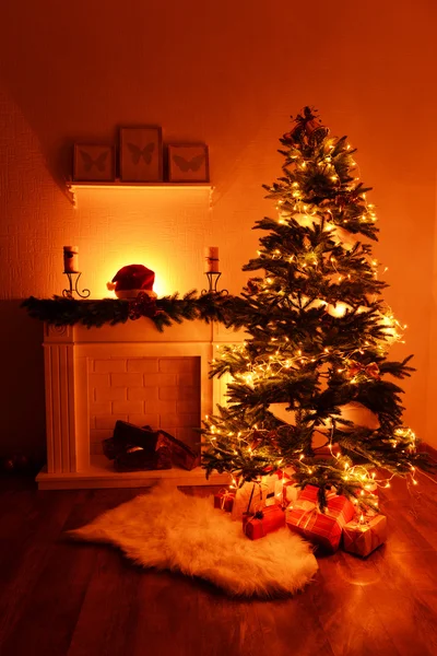 Albero di Natale vicino al camino in camera — Foto Stock