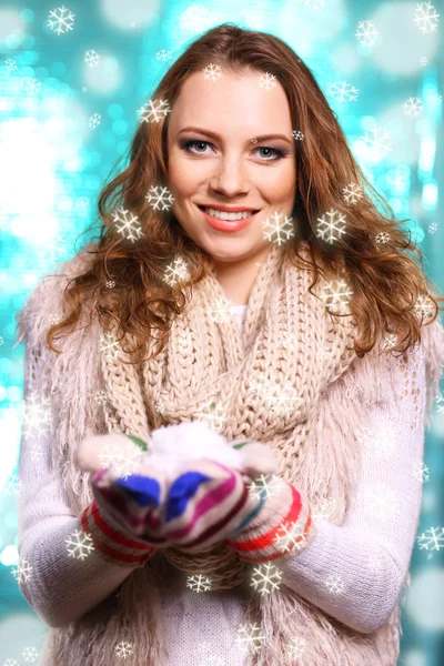 Portrait de femme en écharpe et gants sur fond bleu vif — Photo