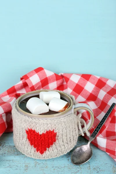 Cup of tasty hot cocoa, on wooden table, on color background — Stock Photo, Image