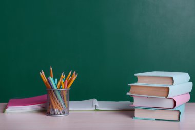 Tablo arka plan üstünde tahta okul malzemeleri