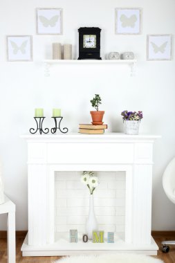 rahat oturma odasında güzel süslemeleri ile şömine