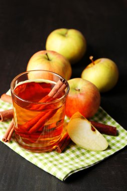 Tarçın ve ahşap zemin üzerine taze elma ile elma