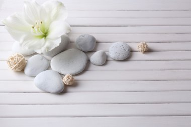 Tahta masadaki spa taşları