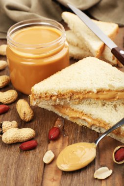 Ahşap masa krem fıstık ezmesi ile ekmek dilimleri