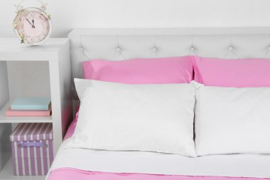 Yatak odasında pembe yatak çarşafları