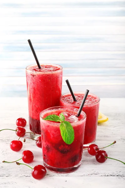 Cóctel fresco de cereza fría con menta y limón — Foto de Stock