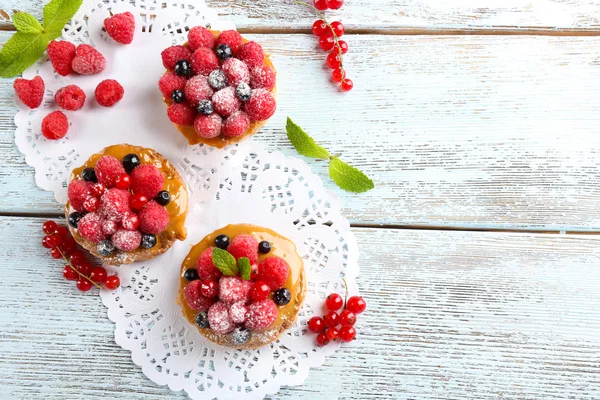 Kue manis dengan buah beri di meja close-up — Stok Foto