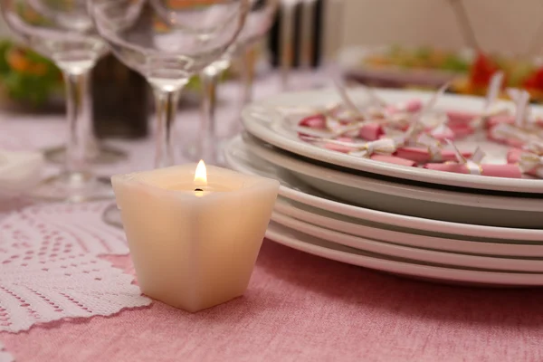 Tabel met servies en kaars wachten voor gasten met een ontbijtbuffet — Stockfoto