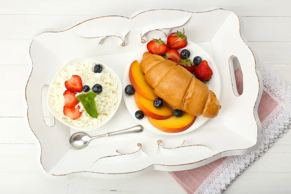 Delicious breakfast with croissant, cottage cheese and fruits — Stock Photo, Image