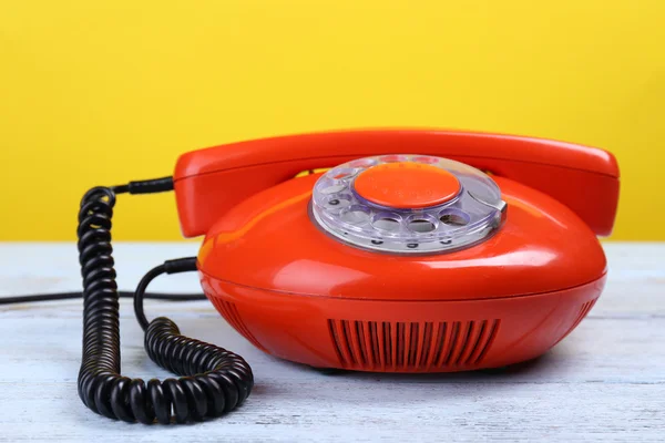 Telefone vermelho retro no fundo da cor, close-up — Fotografia de Stock