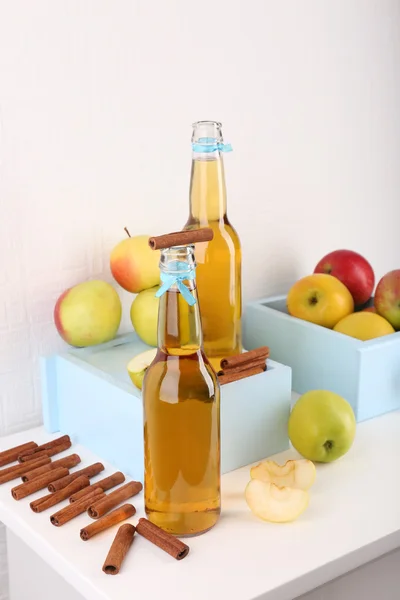 Bodegón con sabrosa sidra de manzana y manzanas frescas — Foto de Stock