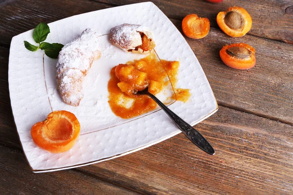 Sabrosa mermelada de albaricoque y croissants en la mesa de madera —  Fotos de Stock