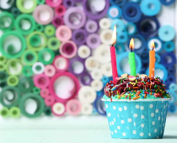 Delicioso aniversário cupcake no fundo brilhante — Fotografia de Stock