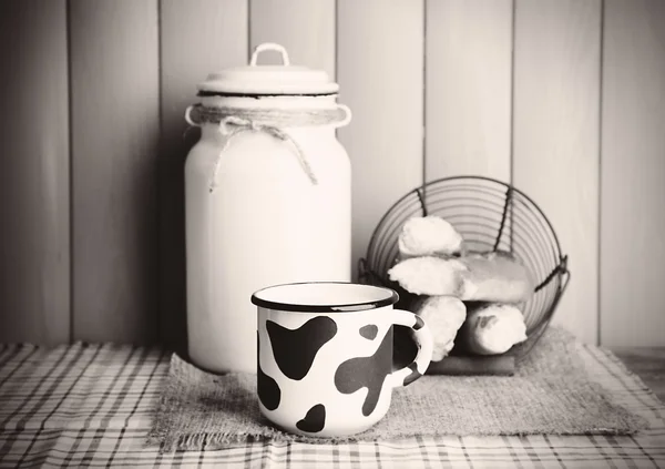 Bodegón retro con sabrosa leche rústica, sobre la mesa — Foto de Stock