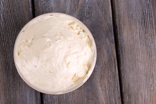 Frische hausgemachte Butter in Schüssel, auf farbigem Holzhintergrund — Stockfoto