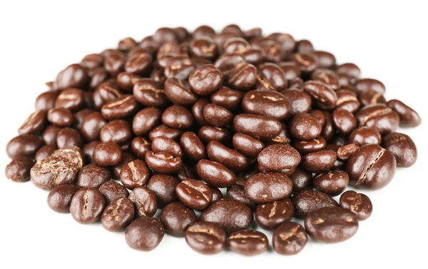 Kaffeebohnen mit Schokoladenglasur, isoliert auf weiß — Stockfoto