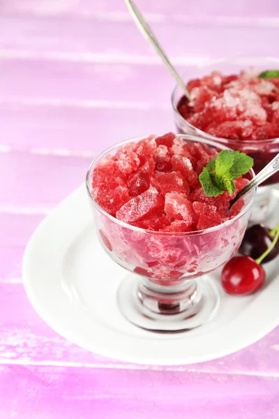 Primo piano di granita ciliegia in ciotole di vetro, su sfondo di legno colore — Foto Stock