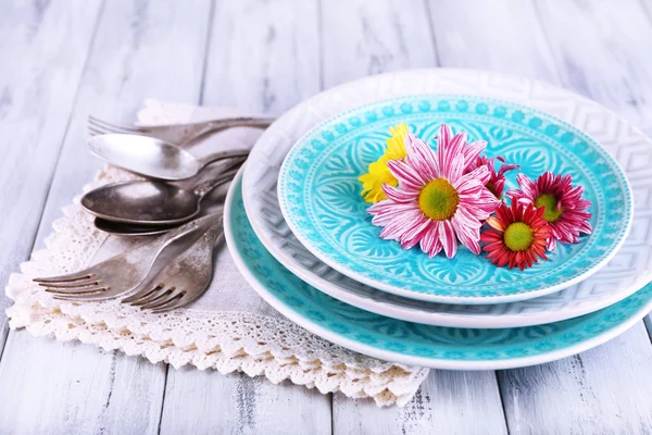 Platen en vintage bestek op een houten achtergrond kleur — Stockfoto