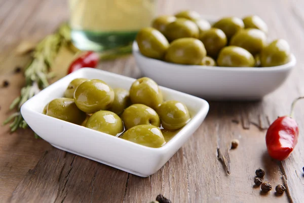 Aceitunas marinadas en primer plano de mesa — Foto de Stock