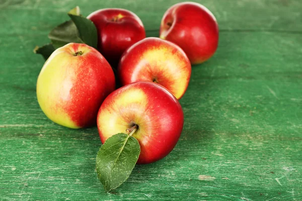 Tahta arka planda olgun elmalar — Stok fotoğraf
